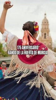 Celebremos juntos 175 años de tradición, alegría y orgullo huertano. 🎉

En 2026, el Bando de la Huerta cumple un aniversario histórico (1851–2026), y queremos rendir homenaje a nuestras raíces, nuestras costumbres y a todos los que mantienen viva esta fiesta tan nuestra. ¡Murcia, prepárate para seguir haciendo historia! ❤️✨