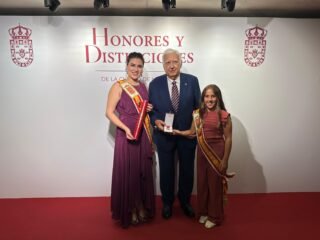 ✨ En la noche de ayer, el Teatro Circo de Murcia acogió el acto de entrega de las Distinciones de la Ciudad de Murcia, una cita muy especial para reconocer la labor de personas y entidades que contribuyen al engrandecimiento de nuestro municipio.

Entre las distinciones concedidas, la Medalla de Oro de la Ciudad de Murcia fue otorgada a la Federación de Peñas Huertanas de la Región de Murcia, con motivo del 175 Aniversario del Bando de la Huerta de Murcia.

Este importante reconocimiento fue recogido por nuestro presidente, Juan García Serrano, y nuestra vicepresidenta, Fuensanta Martínez Martínez, en representación de toda la Federación.

Un orgullo inmenso recibir esta distinción, que reconoce el trabajo, el esfuerzo y el compromiso de todas las peñas huertanas en la conservación y promoción de nuestras tradiciones y de la cultura huertana. 💛🏅

#MedallaDeOro #CiudadDeMurcia #BandoDeLaHuerta #175Aniversario