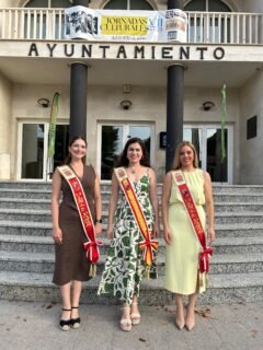📚✨ En el día de ayer, el Salón de Plenos del Ayuntamiento de Lorquí acogió la presentación del libro “Entre Resollicos, Murrias y Alegrías”, obra de Manuel Marco, una publicación que pone en valor nuestras raíces, costumbres y tradiciones.

El acto, presentado por nuestro presidente Juan García Serrano, contó con la asistencia de nuestra Reina de la Huerta, Ángela Muñoz Briones, acompañada por las Damas de Honor Míriam González Riquelme y Marta Pérez Martínez, quienes disfrutaron de una entrañable velada cultural junto a vecinos, autoridades y amantes de las tradiciones murcianas.

Enhorabuena a Manuel Marco por esta magnífica obra que contribuye a preservar y difundir el patrimonio cultural de nuestra tierra. 🌾📖💚

#ReinaDeLaHuerta #CorteDeHonor #Lorquí #TradicionesMurcianas  #EntreResollicosMurriasYAlegrías