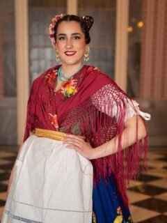 Hoy celebra su cumpleaños María de las Mercedes de la Rocha Ferrero, Dama de Honor de la Reina de la Huerta de Murcia 2025. ¡Muchas felicidades, María de las Mercedes!  Esperamos que pases un día de cumpleaños maravilloso. 🥳🎉🎂🎁💐🌼😘