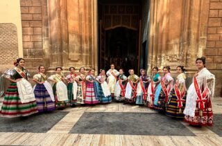 🌺✨ Imágenes del quinto día de Fiestas de Primavera Parte I ✨🌺

Nuestra Reina Infantil Leonor, junto a su Corte de Honor, ha disfrutado de una jornada llena de actividades y tradición 👑

Comenzaron con la visita al Museo de San Juan de Dios, ubicado en la Iglesia de San Juan de Dios, descubriendo parte del patrimonio histórico de nuestra ciudad 🏛️

A continuación, visitaron el Museo de la Ciencia y el Agua, una experiencia enriquecedora y divertida 💧✨

La jornada finalizó con una comida en la Peña “El Celemín”, en el Jardín de la Cruz, compartiendo momentos de convivencia y ambiente festivo 🍽️🎶

#Murcia #FiestasDePrimavera #ReinaInfantil #Tradición #PeñasHuertanas @turismoregiondemurcia