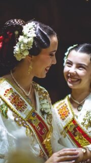 ✨ Un año más, queremos agradecer a @dpiedrajoyeria por hacer entrega del Paparajote de Oro a nuestras Reinas de la Huerta 2025. 👑 Un gesto lleno de tradición y significado.

📍 Ha sido un honor contar con la presencia de los concejales Jesús Pacheco y Diego Avilés, quienes entregaron esta distinción a Alba Franco Sánchez y Alejandra Belmonte Chekh.