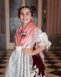 Hoy celebra su cumpleaños Alba María Monserrat Olmos, Dama de Honor Infantil de la Reina de la Huerta Infantil de Murcia 2025. ¡Muchas felicidades, Alba María!  Esperamos que pases un día de cumpleaños maravilloso. 🥳🎉🎂🎁💐🌼😘