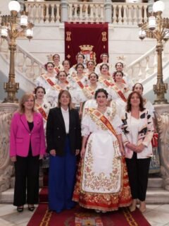 🌺✨ Imágenes del cuarto día de Fiestas de Primavera Parte I✨🌺

Esta mañana, nuestra Reina de la Huerta, Ángela Muñoz Briones, junto a su Corte de Honor y Fuensanta Martínez, Vicepresidenta de la Federación de Peñas Huertanas, protagonizaron una jornada institucional muy especial 👑

Realizaron visita a la Asamblea Regional, donde fueron recibidas por Visitación Martínez, Presidenta de la Asamblea Regional de Murcia, y continuaron con su visita al Ayuntamiento de Cartagena, donde fueron recibidas por Noelia Arroyo, Alcaldesa de Cartagena, y María Francisca Martínez, Concejala de Participación Ciudadana y Festejos 🤝

Además, tuvieron la oportunidad de disfrutar de distintos enclaves históricos de la ciudad de Cartagena, conociendo de cerca su riqueza y legado 🏛️

Un día marcado por el encuentro, la representación y el orgullo de nuestras tradiciones 🌸

#Murcia #FiestasDePrimavera #ReinaDeLaHuerta #VisitaInstitucional #Cartagena @turismoregiondemurcia @culturademurcia @turismodemurcia @reinadelahuerta_2026