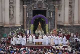 🌺✨ Imágenes del tercer día de Fiestas de Primavera Parte I✨🌺

Bando de la Huerta 🌸

La jornada arrancó con la tradicional Misa Huertana, un momento de unión y raíces profundamente ligado a nuestra cultura 🙏

Al terminar, la Virgen de la Fuensanta recorrió las calles del casco histórico de Murcia en una procesión llena de emoción, tradición y sentimiento huertano 🌸👑

#Murcia #FiestasDePrimavera #BandoDeLaHuerta #MisaHuertana #VirgenDeLaFuensanta @turismoregiondemurcia @reinadelahuerta_2026