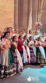 ✨🌙 Noche de mayos, noche de altares 🌸🕯️

Nuestras Reinas, Ángela 👑 y Leonor 👑, acompañadas por sus Cortes de Honor 💐, visitaron anoche los altares de Murcia, llenando la ciudad de tradición, belleza y emoción ❤️✨

Una noche mágica que mantiene viva nuestra tradición 🎶🌼

#NocheDeMayos #AltaresDeMurcia #Tradición #Murcia #ReinasdelaHuerta