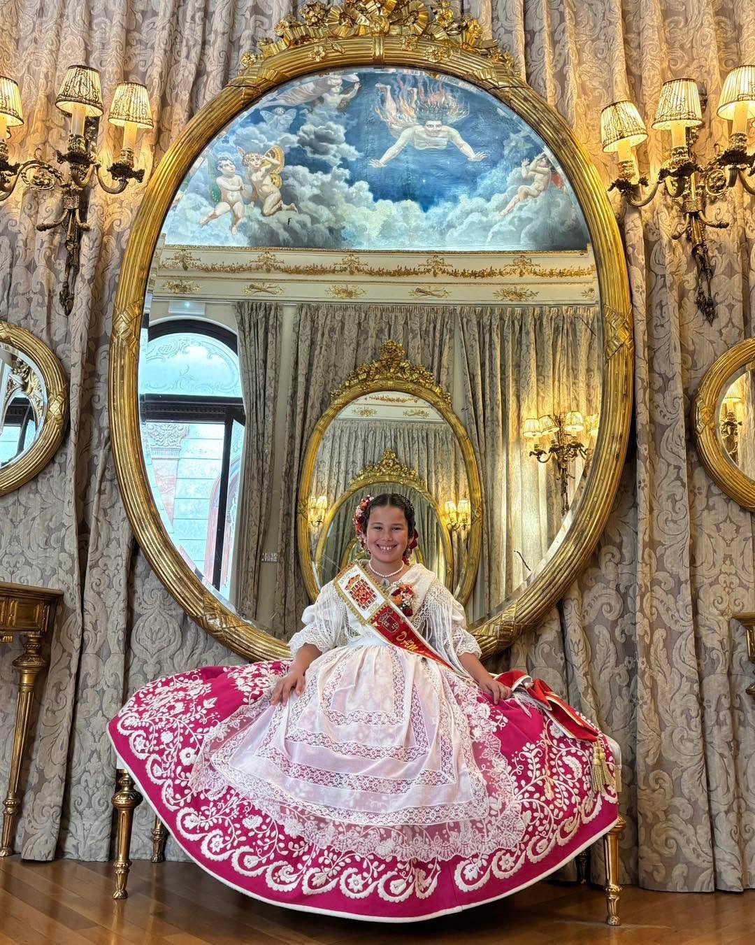 Hoy celebra su cumpleaños Natalia Aguilar Fuentes, Dama de Honor Infantil de la Reina de la Huerta Infantil de Murcia 2026. ¡Muchas felicidades, Natalia!  Esperamos que pases un día de cumpleaños maravilloso. 🥳🎉🎂🎁💐🌼😘