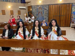 ✨ Nuestra Reina de la Huerta, Ángela Muñoz Briones, acompañada por sus damas de honor Miriam González Riquelme y María López Mateo, asistieron el pasado 10 de mayo de 2026 a la Festividad de San Juan de Ávila ✝️🌸

📍 Patrón del barrio murciano de La Fama. 

🙏 La homilía fue oficiada por el Excmo. y Rvdmo. Sr. Obispo de Murcia, Don José Manuel Lorca Planes, quien dio a besar las reliquias a todos los creyentes presentes.

Una tarde llena de fe, tradición y devoción ❤️✨

#Murcia #ReinaDeLaHuerta #Huertanos #LaFama #SanJuanDeAvila