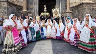 🌟 Hoy Murcia ha vivido con emoción y devoción la celebración del Corpus Christi 2026, una de las festividades más solemnes y significativas de nuestro calendario.

👑 Este año fue aún más especial gracias a la participación de Leonor Antón Pons, nuestra Reina de la Huerta Infantil 2026, quien, acompañada por sus Damas de Honor, llenó la procesión de dulzura, elegancia y tradición. 🌸

#FederaciónPeñasHuertanas #reinadelahuertainfantil #MurciaHuertana #cropuschristi #procesión