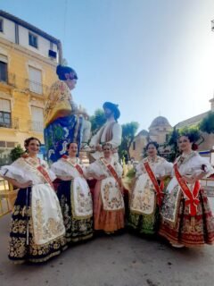 🎶🌾 El pasado fin de semana, nuestras Damas de Honor Inés Talaya Meseguer, Marta Pérez Martínez, Ainhara Ortín García, Alba Medina Ferré y Míriam González Riquelme representaron a la Federación de Peñas Huertanas de la Región de Murcia en el VII Desfile Güertero y Festival Nacional de Folklore organizado por la Asociación Folclórica Peña La Mantellina de Totana.

🤝 Un magnífico encuentro en el que participaron grupos llegados de distintos puntos de España, compartiendo tradiciones, música y folklore en una jornada llena de convivencia y cultura popular.

✨ Queremos agradecer a todos los amigos y amigas de La Mantellina la extraordinaria acogida, el cariño y las atenciones recibidas durante todo el evento. Ha sido un placer acompañaros y compartir con vosotros una velada tan especial.

💚 ¡Enhorabuena por el gran trabajo realizado y por seguir manteniendo vivas nuestras tradiciones y nuestro folklore!

#Folklore #Totana #LaMantellina #DesfileGüertero #FestivalNacionalDeFolklore