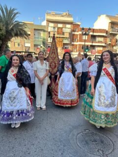 🌸🙏 El pasado domingo, en el regreso de su peregrinación a su Santuario de la Virgen de la Fuensanta, nuestra Reina de la Huerta, Ángela Muñoz Briones, estuvo presente acompañando a la Patrona de Murcia en un día tan especial.

Junto a ella estuvieron sus Damas de Honor, Lucía Fons Alcántara y Marta Escribano Ruipérez, compartiendo este emotivo acto lleno de fe, tradición y sentimiento huertano. 💚✨

Una tarde inolvidable para seguir manteniendo vivas nuestras costumbres y mostrar el cariño y la devoción a nuestra querida Virgen de la Fuensanta. 🌹

#VirgenDeLaFuensanta #RegresoDeLaPeregrinación #ReinaDeLaHuerta #DamasDeHonor #TradicionesMurcianas