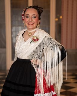 Hoy celebra su cumpleaños Carmen Mª Lacárcel Rodríguez , Dama de Honor de la Reina de la Huerta de Murcia 2025. ¡Muchas felicidades, Carmen!  Esperamos que pases un día de cumpleaños maravilloso. 🥳🎉🎂🎁💐🌼😘