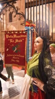 La huerta murciana volvió a reunirse para despedir a nuestra querida Virgen de la Fuensanta. 🌿
Entre bailes, cantos y emoción, las peñas huertanas quisimos rendirle homenaje con el corazón lleno de gratitud y devoción.
Porque cada paso, cada acorde y cada sonrisa refleja lo que somos: una región unida por la fe y la tradición.💙🌹
#peñashuertanas #murcia #tradiciónypasión #tradiciónmurciana #murciahuertana