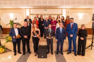 📍El pasado viernes 21 de Noviembre, La Federación de Peñas Huertanas de la Región de Murcia celebró una emocionante velada para entregar su máximo galardón anual, la “Matrona de Murcia”, junto a otras distinciones especiales.

🏅 Matronas de Murcia 2025:

• Excmo. Ayuntamiento de Murcia
• Peña Huertana “La Seda”
• Peña Huertana “El Esprefollo”

Un reconocimiento que este año enmarca dos celebraciones históricas:

• 1200 aniversario de la Fundación de Murcia (825–2025)
• 50 aniversario de la fundación (1975–2025) de ambas Peñas Huertanas

🤝 También fueron distinguidos por su ejemplar labor en el Bando de la Huerta de Murcia:

Ángel Serrano Belluga, Manuel Ruíz Carmona y Francisco Triviño Fernández.