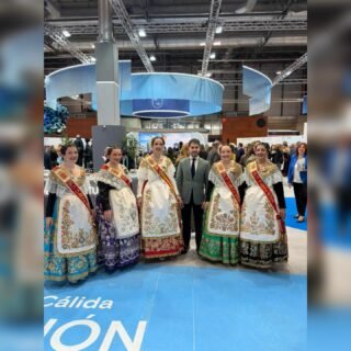 Lo huertano ha tomado FITUR en Madrid, como primera seña de identidad de Murcia.

La Federación de Peñas Huertanas de la Región de Murcia ha presentado hoy, con excepcional y magno éxito en FITUR [Feria Internacional de Turismo de Madrid], en el marco  del “Día de Murcia”, un vídeo promocional del “175 Aniversario” del Bando de la Huerta Murcia. Nuestra representación ha estado comandada por Fuensanta Martínez, Vicepresidenta de la Federación de Peñas Huertanas de la Región de Murcia, acompañada por  la Reina de la Huerta de Murcia, Alba Franco y  cuatro de sus Damas de Honor: Alicia de Sande, Noelia Hernández,  Silvia  Sánchez y Carmen Lacarcel. Han completado el grupo representativo, José Luis Martínez Micol,  de la Vocalía de Folklore de la FPHRM, y María José Pereñiguez, de la Vocalía de Relaciones Externas e Institucionales de la FPHRM. Rotundo éxito de “lo huertano” en la más importante feria de turismo, tanto en el propio stand de la Región de Murcia como en la visita a la multitud de stand de regiones de España y de los de la infinidad de países del mundo visitados entre la admiración levantada por los trajes y complementos de la vestimenta huertana mostrada, vestidos tan elegante como brillantemente por la Reina de la Huerta de Murcia, las Damas de Honor que le acompañaban y José Luis Martínez Micol. Lo HUERTANO se asienta como inequivoca primera seña identitaria de Murcia. Gracias al Ayuntamiento de Murcia! Gracias a la Comunidad Autónoma de la Región de Murcia 🤝❤️