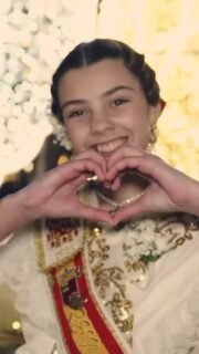 ✨🌟 Feliz Navidad Huertana 2025 🌟✨

La Navidad llega a Murcia vestida de tradición, de recuerdos compartidos y de orgullo huertano.
Entre luces, campanas y el calor de nuestra gente, las Reinas de la Huerta de Murcia y sus Cortes de Honor nos recuerdan que la Navidad no solo se celebra… se siente ❤️✨

Es el tiempo de volver a las raíces, de abrazar lo nuestro, de compartir mesa, canciones y esperanza.
Que estas fiestas llenen vuestros hogares de paz, ilusión y unión, y que el nuevo año siga floreciendo con la misma fuerza que nuestra huerta 🍋✨

🎄 Feliz Navidad y Próspero Año Nuevo 🎄
Desde el corazón de Murcia, con tradición, sentimiento y futuro.

@reinadelahuerta2025 @ayuntamientodemurcia 

#NavidadHuertana #MurciaEsNavidad #Huertanos #TradiciónMurciana
#ReinasDeLaHuerta #HuertaDeMurcia #MurciaViva #MurciaCultura
#NavidadEnMurcia #OrgulloHuertano #CortesDeHonor
#MurciaQueHermosaEres #FiestasYTradiciones #PeñasHuertanas #Murcia