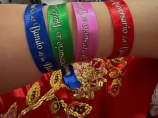 🌸🎉 Con motivo del 175 aniversario del Bando de la Huerta 🎉🌸
Hemos creado estas pulseras recuerdo 💚✨ para celebrar una fecha tan especial 🥰

Puedes adquirirlas en nuestras barracas 🍃, ¡pregunta por ellas! 😉

#BandoDeLaHuerta #175Aniversario #FiestasDePrimavera #Murcia