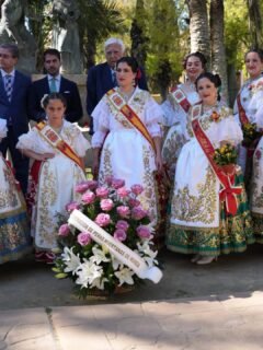🌺✨ Imágenes del segundo día de Fiestas de Primavera Parte I ✨🌺

Nuestras Reinas 👑 Ángela Muñoz Briones y Leonor Antón Pons, acompañadas por la Corte Mayor 💐, realizaron la Ofrenda al Monumento a la Huerta en el Jardín de Salitre 🌿

Posteriormente, recepción en el Palacio de San Esteban 🏛️

Durante nuestro trayecto, realizamos una parada muy especial 💚 para felicitar a la Peña San Isidro - La Panocha por su “moño solidario” 🎀, que cada año cuenta con más participación 👏

En el Salón de Plenos del Ayuntamiento de Murcia, tuvo lugar la Lectura del Bando Anunciador del Bando de la Huerta 2026 📜

#FiestasDePrimavera #BandoDeLaHuerta #Murcia #Tradición #ReinasDeLaHuerta @turismoregiondemurcia @reinadelahuerta_2026