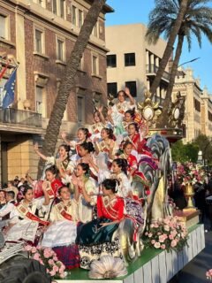 🌺✨ Imágenes del segundo día de Fiestas de Primavera Parte II ✨🌺

La tarde arrancó con el desfile del Bando Infantil, donde los más pequeños fueron los grandes protagonistas. Nuestra Reina Infantil Leonor, junto a su corte de honor, recibió la visita del concejal Diego Avilés, en un ambiente lleno de ilusión y alegría 👧👑

Continuamos con el desfile hacia la Ofrenda de flores a la Patrona de Murcia, la Virgen de la Fuensanta, un momento cargado de emoción y devoción 🌸🙏

Para poner el broche festivo, disfrutamos de la tradicional tronaera desde el Edificio Moneo 💥

Y como cierre perfecto, la música llenó la noche con la actuación de la Cuadrilla de Patiño 🎶

Agradecemos también a David San Nicolás, presidente de la Junta Municipal Centro-Oeste, por su cálida acogida y el detalle con nuestra Reina Ángela 💐

#Murcia #FiestasDePrimavera #BandoInfantil #VirgenDeLaFuensanta @turismoregiondemurcia @reinadelahuerta_2026