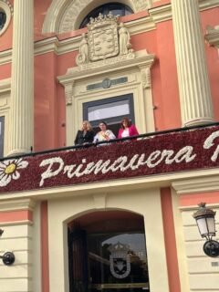 🌺✨ Imágenes del quinto día de Fiestas de Primavera Parte IV✨🌺

Para poner el broche final a la jornada, tuvo lugar la tradicional Ronda de las Tunas a la Reina de la Huerta y sus Damas en el Ayuntamiento de Murcia 👑

Una tarde llena de música, alegría y emoción, donde las tunas, con sus voces e instrumentos, crearon un ambiente único que hizo disfrutar a todos los presentes 🎶✨

Un cierre perfecto para un día intenso, compartiendo tradición, convivencia y momentos inolvidables que siguen dando vida a nuestras Fiestas de Primavera 🌸

#Murcia #FiestasDePrimavera #Tunas #ReinaDeLaHuerta #Tradición @turismoregiondemurcia