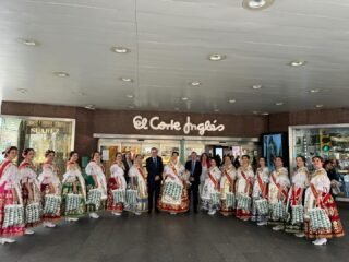 🌺✨ Imágenes del quinto día de Fiestas de Primavera Parte III ✨🌺

Nuestra Reina Ángela y su Corte de Honor fueron recibidas en El Corte Inglés, en un acto marcado por la cercanía y el ambiente festivo donde tuvieron oportunidad de escuchar los cantos de los tunos 👑🤝

La jornada continuó con una comida en la Peña “El Limonar”, en el Jardín de Centro Fama, donde se vivió un gran ambiente de convivencia y tradición 🍽️🎶

#Murcia #FiestasDePrimavera #ElCorteInglés #ReinaDeLaHuerta #Tradición @turismoregiondemurcia