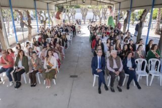 📍 El pasado sábado celebramos la I Jornada de Convivencia de Puertas Abiertas: “Raíces Vivas en el Folklore”, organizada por la Federación de Peñas Huertanas de la Región de Murcia.

Nuestra Vocalía de Juventud fue la encargada de coordinar una interesante mesa redonda sobre “Cómo viven los jóvenes el folklore”, con la participación de:
- Manuel Luna Samperio, antropólogo.
- Pedro Beltrán López, vicepresidente de la Peña Huertana El Tablacho y vocal de Juventud de la Federación.
- María del Rosario Tudela Mulero, vicepresidenta de la Peña Huertana La Mantellina (Totana).
- Moderada por la periodista Pity Alarcón.

Tras el coloquio, disfrutamos de una muestra de folklore a cargo de las secciones juveniles de las peñas huertanas Las Tenajas y La Crilla, además de emocionantes partidos de exhibición de bolos huertanos y caliche. ✨

La jornada concluyó con un aperitivo huertano y un ambiente lleno de compañerismo y tradición. 🫱🏻‍🫲🏼

❤️ Agradecemos la presencia a Jesús Pacheco (Concejal de Turismo, Comercio y Consumo del Ayuntamiento de Murcia), Marco Antonio (Concejal Delegado de Pedanías y Vertebración Territorial) y Francisco Javier Sánchez (Director General de Deportes de la Región de Murcia).

👑 Y, por supuesto, no podían faltar nuestras Reinas de la Huerta 2025 y sus Cortes de Honor, junto al presidente Juan García Serrano y todos los miembros de la Federación. 🌸

Una jornada que reafirma que nuestras raíces siguen vivas gracias al compromiso de la juventud, que está más presente que nunca. 🎉✨