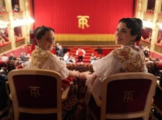 🌺✨ Noche de Exaltación Huertana ✨🌺

Murcia volvió a brillar con toda su esencia festiva en la Exaltación Huertana, celebrando la coronación de las Reinas de la Huerta 2026 y sus Damas de Honor 👑

El arte del trovo, el colorido Bando Panocho y un pregón cargado de emoción dieron el inicio a las esperadas Fiestas de Primavera 💥🎶

También fue una noche especial para despedir a las Reinas de la Huerta 2025, con cariño, recuerdos y mucha gratitud 💐

#Murcia #ExaltaciónHuertana #ReinasDeLaHuerta #FiestasDePrimavera @reinadelahuerta_2026 @turismoregiondemurcia