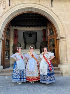 ✨👑 Nuestra Reina de la Huerta, Angela Muñoz Briones, junto a sus damas de honor Marta Escribano Ruipérez y María Pérez Illán, ha vivido un fin de semana inolvidable lleno de tradición, alegría y orgullo huertano en las Fiestas de San Isidro de Yecla 💐🌾🔥

El viernes participaron en el tradicional Desfile y el sábado visitaron sus carrozas de papelillos y disfrutaron de la espectacular Gran Cabalgata de Carrozas desde la Tribuna Presidencial en la Plaza de San Cayetano 🎠🎉🚜

Unas fiestas que mantienen viva la esencia de nuestras raíces, el folclore y la cultura murciana ❤️🤍💚

#SanIsidroYecla #Yecla #TradiciónMurciana #PeñasHuertanas #FiestasDeSanIsidro