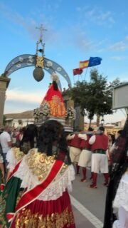 🌾🙏✨ Nuestra Reina de la Huerta, Ángela Muñoz Briones, junto a su Corte de Honor, acompañó a la Virgen de la Huerta en su tradicional recorrido desde su ermita hasta la Iglesia de Los Ramos. ✨🙏🌾

💐 Gracias a todos los que hicieron posible esta emotiva romería, reflejo de la identidad y el sentimiento huertano que nos une año tras año 💐

#VirgenDeLaHuerta #Romeria LosRamos #TradicionHuertana
