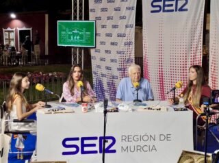 🎙️ Con motivo de la Feria de Septiembre de Murcia, nuestra Reina de la Huerta Alba Franco Sánchez, la Reina Infantil Alejandra Belmonte Chekh, junto a María José Pereñíguez Drieguez (Relaciones Externas) y el presidente de la Federación de Peñas Huertanas, Juan García Serrano, visitaron el set de Radio Murcia – Cadena SER en Los Huertos.
Allí participaron en la grabación del programa “Hoy por Hoy”, conducido por Nazaret Navarro y Joaquín Guillén, compartiendo la esencia de nuestra huerta, tradiciones y la emoción de vivir estas fiestas. 🌸