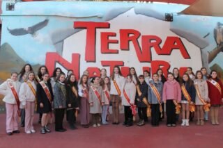👑 En el díade ayer, la Reina de la Huerta Infantil 2025, Alejandra Belmonte Chekh, junto a su corte de damas de honor y Reinas de distintas Peñas Huertanas Federadas, han vivido una experiencia inolvidable en Terra Natura Murcia.

🦁🌿 Durante una visita guiada, han podido recorrer el zoológico, aprender curiosidades sobre los animales y disfrutar del impresionante espectáculo de exhibición de aves, dejándose sorprender por la naturaleza en estado puro.

✨ Un día lleno de aprendizaje, sonrisas y momentos mágicos que quedarán para siempre en el recuerdo. Sin duda, una experiencia muy especial para todas ellas. ❤️