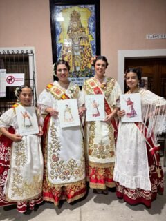 🌺✨ Imágenes del cuarto día de Fiestas de Primavera Parte III ✨🌺

Para poner el broche final al día, nuestras Reinas Ángela y Leonor, junto a sus Cortes de Honor, compartieron una cena en la Peña La Crilla 👑

Durante la velada, fueron obsequiadas con una fotografía del día de su elección, un recuerdo muy especial lleno de emoción y significado 📸💐

#FiestasDePrimavera #ReinasDeLaHuerta #peñashuertanas