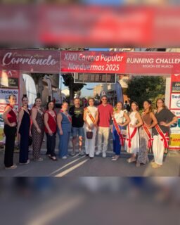 El pasado domingo 14, la Reina de la Huerta, Alba Franco, junto a sus Damas de Honor, tuvieron el honor de asistir a la XXXI Carrera Popular de Nonduermas 🏃🏻♂️🏃♀️. Participaron en la entrega de avituallamientos y en la entrega de trofeos 🏆 , compartiendo con los participantes la alegría y emoción de este evento tan emblemático.
Agradecemos a la Junta Municipal de Nonduermas su invitación otro año más y esperamos poder acompañarlos en más ediciones. 
#CarreraPopularNonduermas #ReinaDeLaHuerta #DamasdeHonor #Murcia