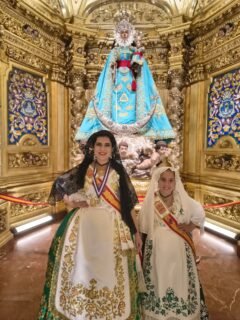 ⛪️ Al finalizar la misa, nuestras Reinas de la Huerta, Ángela y Leonor, acompañadas por sus Cortes de Honor, vivieron el emocionante momento de subir al camarín de la Virgen de la Fuensanta

✨ Un recuerdo inolvidable que seguro guardarán en el corazón con muchísimo cariño

#ReinasDeLaHuerta #SantuarioDeLaFuensanta #LaFuensantica #Tradiciones #RegionDeMurcia