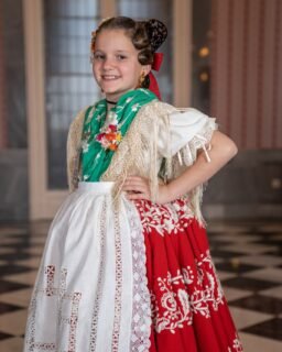 Hoy celebra su cumpleaños Isabel Marcos López, Dama de Honor de la Reina Infantil de la Huerta de Murcia 2025. ¡Muchas felicidades, Isabel  Esperamos que pases un día de cumpleaños maravilloso. 🥳🎉🎂🎁💐🌼😘