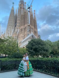 ✨👑 El pasado 27 de septiembre, nuestras queridas Reinas de la Huerta 2025, Alejandra Belmonte Chekh y Alba Franco Sánchez, emprendieron un viaje muy especial hasta Cataluña. 
📍Allí visitaron la Casa Regional de Murcia en Barcelona, donde fueron recibidas con todo el cariño de los murcianos que viven lejos de su tierra 💐.
Juntas compartieron momentos llenos de emoción, tradición y orgullo murciano durante los actos de las Fiestas en honor a la Virgen de la Fuensanta 2025. 🌸