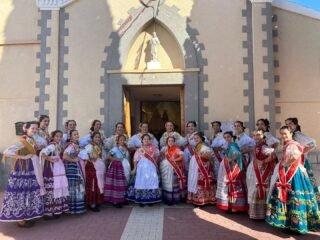 📍 El pasado 27 de septiembre, la Corte de Damas de Honor de la Reina de la Huerta 2025 participó con gran ilusión en la misa y romería en honor a la Virgen del Rosario en Baños y Mendigo. ✨
Una jornada llena de tradición, alegría y sentimiento huertano, donde nuestras damas compartieron su cariño y devoción junto a todos los vecinos. 🌸