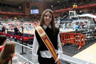El pasado domingo, la Reina de la Huerta Infantil 2025, Alejandra Belmonte Chekh, acompañada por sus Damas de Honor, visitaron el Palacio de los Deportes para disfrutar del partido de baloncesto entre UCAM Murcia y Río Breogán, donde vivieron una jornada llena de emoción y diversión.