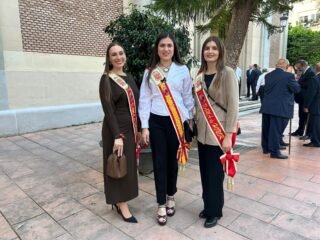 ✨🙏 Una tarde llena de fe, tradición y emoción en el Barrio de Vistabella 💙🌸

Angela Muñoz Briones junto a sus damas de honor, Cristina Conesa Valverde y María Muñoz Martínez, asistieron el miércoles 12 de mayo a la Misa y Procesión de la Virgen de Fátima 🌹✨

Un día especial compartiendo devoción, unión y cariño con todos los vecinos y asistentes 🙌💫

#VirgenDeFátima #Vistabella #Murcia #Procesión #Tradición