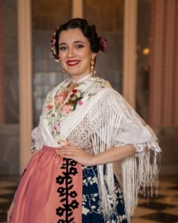 Hoy celebra su cumpleaños Silvia Sánchez Torralba, Dama de Honor de la Reina de la Huerta de Murcia 2025. ¡Muchas felicidades, Silvia!  Esperamos que pases un día de cumpleaños maravilloso. 🥳🎉🎂🎁💐🌼😘