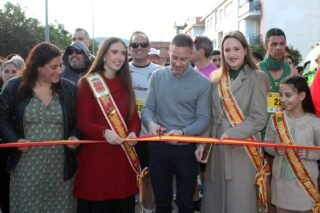 📍La Reina de la Huerta 2025, Alba Franco Sánchez, junto a sus Damas de Honor, han asistido a la 1ª Carrera Solidaria del Barrio El Progreso, una iniciativa deportiva y solidaria organizada por @phlarana, en apoyo a la labor de la Asociación AFA CMUR. 🏃♀️💚