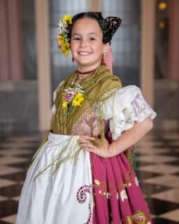 Hoy celebra su cumpleaños Alma Gómez Manzanera, Dama de Honor de la Reina de la Huerta Infantil de Murcia 2025. ¡Muchas felicidades, Alma!  Esperamos que pases un día de cumpleaños maravilloso. 🥳🎉🎂🎁💐🌼😘