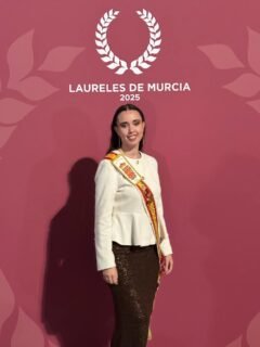 📍Anoche, Alba Franco Sánchez, Reina de la Huerta 2025, asistió a los Premios Laureles 2026 en el emblemático Teatro Romea.
Un evento organizado por el Colegio de Periodistas y la Fundación Asociación de la Prensa, que reunió a grandes profesionales de la comunicación de la Región de Murcia en una velada llena de reconocimiento, cultura y tradición. ✨️🌸