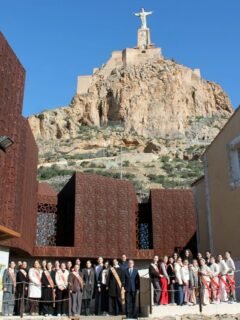 📍 Esta mañana las Reinas de la Huerta 2025, Alba Franco Sánchez y Alejandra Belmonte Chekh, junto a sus damas de honor, han recorrido algunos de los espacios más representativos de Monteagudo en una ruta guiada por su patrimonio histórico. ✨️

▫️ La visita comenzó en el Centro de Visitantes, donde pudieron conocer el origen de los castillos y fortalezas, los sistemas de riego y albercas que se construyeron en la época del Rey Lobo. Un recorrido con restos arqueológicos, recreaciones, ilustraciones, maquetas y dioramas.

▫️ Continuaron hasta el Cristo de Monteagudo, una de las esculturas monumentales más emblemáticas de Murcia, donde el paisaje constituye uno de los principales símbolos patrimoniales de la pedanía.

▫️ Y por último, la visita acabó en lo que se conoce popularmente como el Castillejo de Monteagudo, recinto palacial islámico del siglo XII, uno de los espacios más relevantes de la huerta murciana. 

🙌🏻 Una experiencia cultural de gran valor que ha sido posible gracias a la Junta Municipal de Monteagudo y a Jesús Pacheco, y que ha permitido acercar nuestra historia y patrimonio a las Reinas de la Huerta y a sus Cortes de Honor, de una forma cercana y enriquecedora. 💫