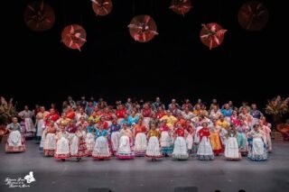 📍 Hace una semana, el Auditorio Regional Víctor Villegas de Murcia se vistió de gala para acoger uno de los actos más esperados del calendario: la Presentación de las Candidatas a Reina de la Huerta 2026, una noche cargada de emoción, ilusión y orgullo.

👑 El acto contó con la presencia de nuestras queridas Reinas de la Huerta 2025, Alba Franco Sánchez y Alejandra Belmonte Chekh, quienes estuvieron acompañadas por sus Damas de Honor.

🎶 El folklore llegó de la mano del grupo de Coros y Danzas de la Peña Huertana La Zaranda, que llenó el escenario de música y baile.

🌸 Este año, además, celebramos el 175 aniversario del Bando de la Huerta, un hito histórico que se recordó con una emotiva mención acompañada de un vídeo conmemorativo, poniendo en valor la historia y el legado de una de nuestras fiestas más emblemáticas.

✨ Uno de los momentos centrales de la noche fue la salida al escenario de las candidatas a Reina de la Huerta 2026, niñas y jóvenes que comienzan ahora un camino lleno de ilusión, nervios y con muchas ganas de representar nuestras tradiciones.

Comienza una etapa única para todas ellas… ¡mucha suerte en este camino hacia la corona de azahar! 🍀💫