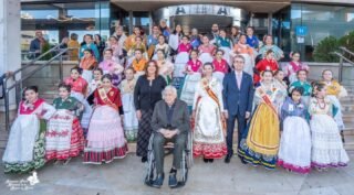 📍 El pasado 7 de febrero, las candidatas a Reina de la Huerta Infantil 2026 vivieron una jornada muy especial de convivencia en la localidad de Blanca. ✨️

La jornada comenzó a primera hora de la mañana con la recepción de las candidatas, ataviadas con el traje tradicional de huertana, en el Hotel Nelva, donde disfrutaron de un desayuno conjunto antes de partir en autobús hacia Blanca. 💫

A su llegada, realizaron una parada en el emblemático Mirador Alto Bayna, desde donde pudieron contemplar unas vistas privilegiadas del municipio y su entorno natural. 🙌🏻

Posteriormente, fueron recibidas oficialmente por el Ayuntamiento de Blanca, dando paso a uno de los momentos más emotivos de la jornada: la ofrenda floral en la Iglesia de San Juan Evangelista, donde rindieron homenaje a los patronos locales, San Roque y la Virgen de los Dolores. Tras ello, las candidatas infantiles disfrutaron de un paseo por las calles del municipio, conociendo de cerca su historia y tradiciones. 🌸

La convivencia continuó con la visita a la Fundación Pedro Cano, donde tuvieron la oportunidad de conocer su exposición mediante una visita guiada por el propio artista, Pedro Cano. 🎨🖌

La jornada prosiguió con una comida ofrecida por el consistorio, en un ambiente distendido que favoreció la convivencia entre todas las participantes. 🍴

Por la tarde, la actividad se trasladó al MUCAB (Museo y Centro de Arte de Blanca), donde el jurado mantuvo entrevistas individuales con cada candidata, cerrando así un día repleto de tradición, cultura y compañerismo. ❤️💐