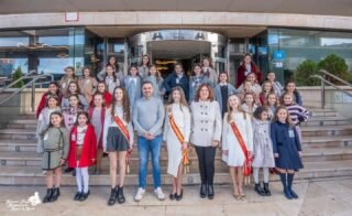 📍 El pasado 8 de febrero, las candidatas a Reina de la Huerta Infantil disfrutaron de una jornada de convivencia llena de tradición, historia y diversión en la pedanía murciana de Monteagudo. ✨️

La jornada comenzó a primera hora de la mañana con la recepción de las candidatas infantiles, vestidas con ropa de calle, en el Hotel Nelva, donde compartieron un desayuno antes de salir en autobús rumbo a Monteagudo. A su llegada, participaron en una ofrenda floral en honor al patrón local, San Cayetano, y a la Virgen de la Antigua, acto que estuvo acompañado por el coro y rondalla de la Peña Huertana El Candil. 🎶

Posteriormente, las candidatas fueron recibidas por el presidente de la Junta Municipal, David Campoy Sánchez, junto a miembros de la corporación, en la Plaza de la Ermita de San Cayetano. La convivencia continuó con una visita guiada al Centro de Visitantes de Monteagudo, donde pudieron conocer en profundidad la historia y el patrimonio de Monteagudo. 🌸 

A continuación, las candidatas descubrieron el importante legado histórico de las Fortalezas del Rey Lobo, incluyendo la visita al Palacio de Ibn Mardanis “Castillejo”, todo ello acompañado de guías especializados y animación temática, en una experiencia didáctica y muy enriquecedora. 💫

La jornada prosiguió con una comida ofrecida por la Peña Huertana El Candil. Finalmente, por la tarde, las candidatas mantuvieron las últimas entrevistas con el jurado, poniendo el broche final a un día inolvidable en el que continuaron fortaleciendo lazos y disfrutando de las tradiciones y la historia de la huerta murciana. 🍋💐