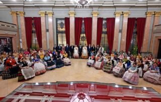 La noche del martes vivimos uno de esos momentos que quedarán para siempre en el recuerdo. ✨
Nuestras candidatas fueron recibidas en el Ayuntamiento de Murcia por el concejal de Cultura e Identidad, Diego Avilés, en un acto lleno de ilusión y orgullo.
Posteriormente realizamos la tradicional ofrenda de flores a la Virgen de la Fuensanta en la Catedral, un momento muy especial cargado de emoción y devoción. 🌸
La noche continuó en el Teatro Romea, donde cada candidata recibió un pequeño detalle como recuerdo de esta bonita jornada.
Una velada llena de emoción y tradición❤️

#murcia #reinadelahuerta #peñashuertanas #fiestasdeprimavera #RegiondeMurcia @turismoregiondemurcia