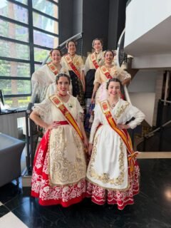 🔥🎆 Primer día de Fallas 🎆🔥

Arrancamos estas jornadas tan especiales con una entrañable comida en el Ateneo 🍽️✨, un momento perfecto para compartir, reencontrarnos y dar la bienvenida a la emoción fallera 🤍.

Por la tarde, vivimos la tradicional visita a las Fallas 🎭🔥, donde tuvimos el privilegio de contemplar el primer premio de 2026: la espectacular falla Convento Jerusalén. Arte, dedicación y esencia en cada detalle, reflejando la grandeza de esta fiesta única, llena de color 🌈, historia 📜 y sentimiento 💫.

La jornada continuó con una agradable cena 🍷🍴 que puso el broche perfecto a un día intenso y lleno de emociones 🥰.

Sin duda, uno de los momentos más especiales fue la Ofrenda a la Virgen de los Desamparados 🌸🙏. Nuestra Reina Infantil, Alejandra Belmonte Check 👑, participó con gran ilusión y elegancia ✨, acompañada por miembros de la Federación 🤝. Un acto cargado de devoción, tradición y orgullo 💐❤️ que quedará para siempre en nuestra memoria.

Un inicio de Fallas inolvidable 💥🔥, marcado por la convivencia 🤗, la emoción 💖 y el profundo respeto por nuestras tradiciones.

#Fallas #Valencia #Tradición #Fiesta #ReinasDeLaHuertap