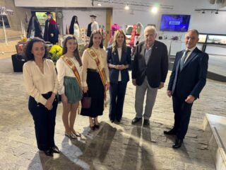🌸✨ Inauguración de las I Jornadas del Bando de la Huerta ✨🌸

Un día muy especial donde han estado presentes nuestras Reinas de la Huerta 👑🌼, Alejandra Belmonte y Alba Franco, acompañadas por nuestro presidente Juan García Serrano🤝.

También contamos con la asistencia de María Isabel López Aragón, Consejera de empresa, empleo y economía social, junto a Rafael Gómez Carrasco, Director general de impulso al comercio, innovación empresarial e industrias y oficios artesanales de la Comunidad Autónoma 🏛️.

Un encuentro lleno de tradición, cultura y orgullo huertano 🌿💚

#BandoDeLaHuerta #TradiciónMurciana #ReinasDeLaHuerta #Cultura #Fiestas